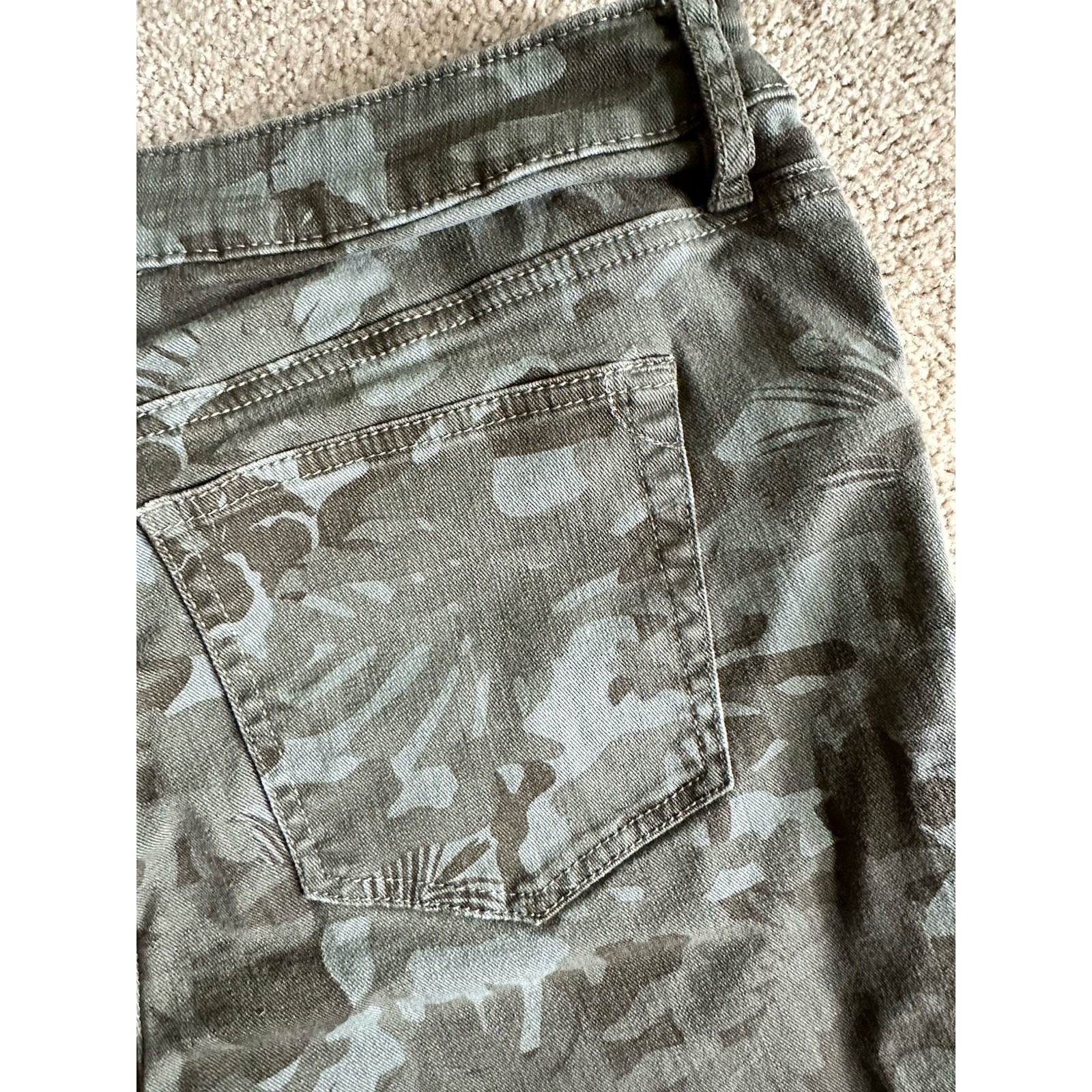 Tommy Bahama Skinny Ankle Jeans Women's 12 Olive Grn Tropical Camo Print Stretch — image 6 of 8